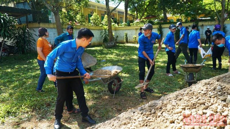 San lấp mặt bằng làm sân chơi cho các em học sinh Trường tiểu học Hương Hữu. Nhiều hoạt động tình nguyện hè của tuổi trẻ Thừa Thiên Huế -0