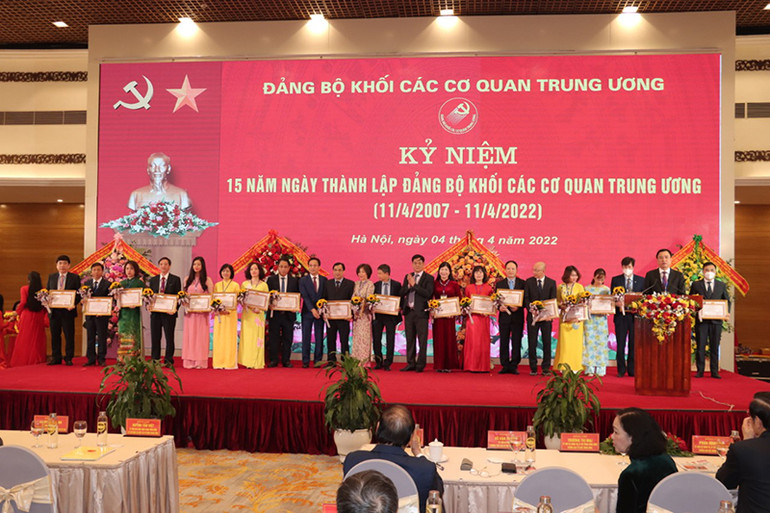 Đảng ủy Khối trao bằng khen tặng các tổ chức đảng có thành tích tiêu biểu trong đợt thi đua kỷ niệm 15 năm thành lập. Đổi mới phương thức lãnh đạo, nâng cao hơn nữa chất lượng hoạt động của Đảng bộ Khối các cơ quan Trung ương -0