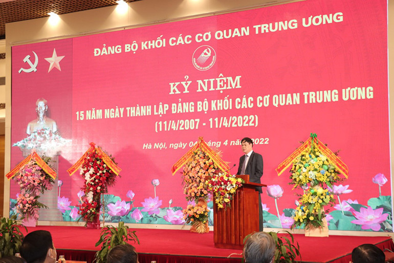 Đồng chí Huỳnh Tấn Việt, Ủy viên Trung ương Đảng, Bí thư Đảng ủy Khối đọc diễn văn tại buổi lễ. Đổi mới phương thức lãnh đạo, nâng cao hơn nữa chất lượng hoạt động của Đảng bộ Khối các cơ quan Trung ương -0