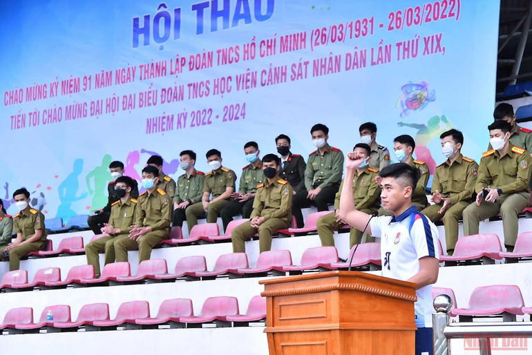 Sinh viên Nguyễn Công Thịnh, sinh viên khóa D45, đại diện cho các đội tuyển thi đấu tuyên thệ tại lễ khai mạc. Thanh niên Công an nhân dân - Khỏe để xây dựng và bảo vệ Tổ quốc -0
