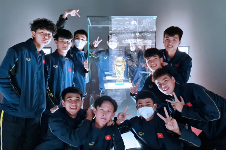 Các thành viên U17 Việt Nam tham quan bảo tàng bóng đá Đức tại Dortmund. (Ảnh: VFF) Đội tuyển U17 Việt Nam và tuần tập huấn đáng nhớ tại Dortmund -0