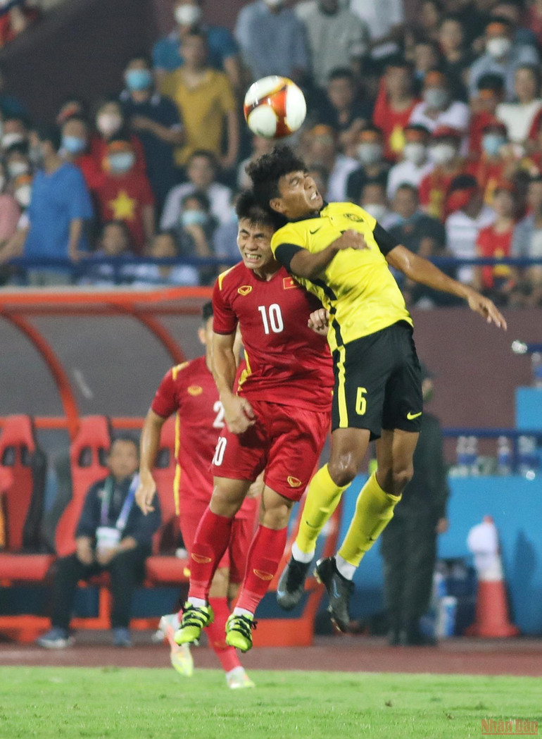 U23 Malaysia bịt khoảng trống giữa sân, buộc U23 Việt Nam chỉ còn cách tấn công biên bằng các đường bóng dài, nhưng giải pháp này tỏ ra kém hiệu quả. (Ảnh: KHIẾU MINH) Những pha bóng hấp dẫn trong chiến thắng bán kết đầy cảm xúc của U23 Việt Nam -0