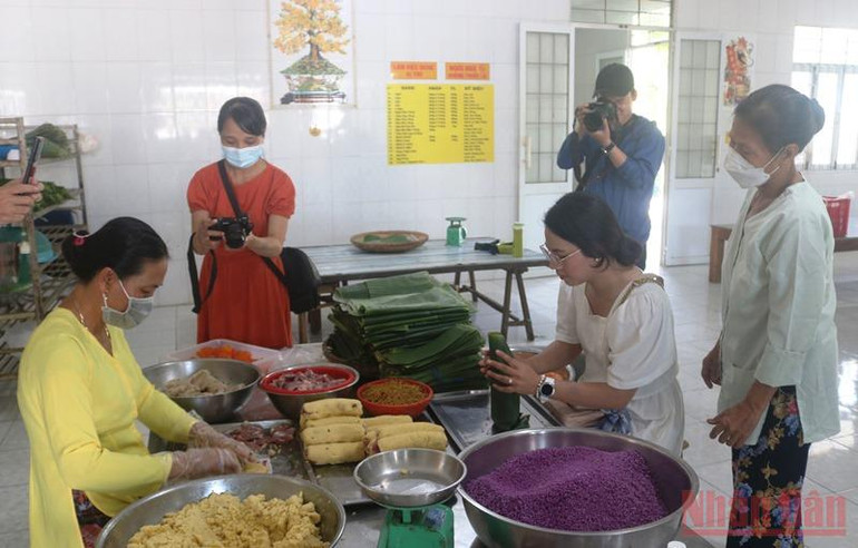 Nhân viên cơ sở kinh doanh Mai Hoàng Lý (xã Vinh Kim, huyện Cầu Ngang) gói bánh tét 3 màu phục vụ người tiêu dùng. Trà Vinh tăng cường hỗ trợ kết nối, tiêu thụ sản phẩm OCOP -0