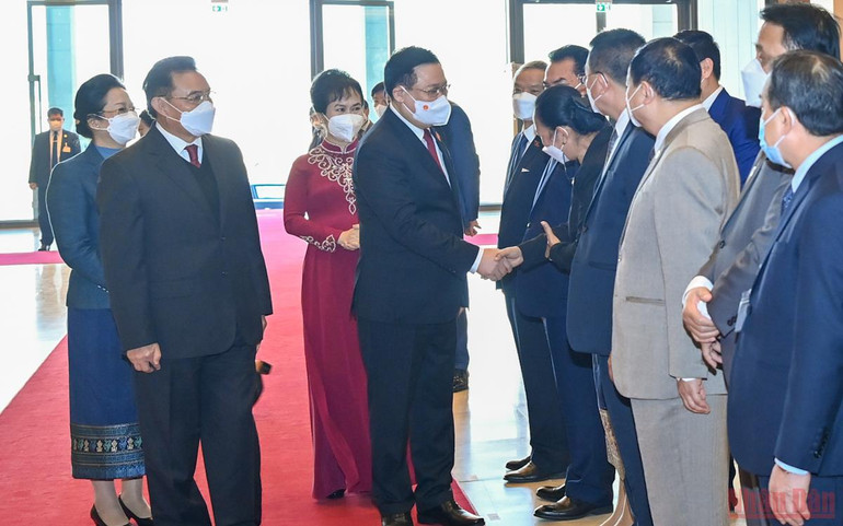 Chủ tịch Quốc hội Vương Đình Huệ đón, hội đàm với Chủ tịch Quốc hội Lào Saysomphone Phomvihane -4