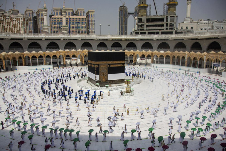 Năm nay A-rập Xê-út giới hạn chỉ 1.000 người được tham gia cuộc hành hương Hajj. Trong đó, 2/3 là người nước ngoài (với 160 quốc tịch khác nhau) và 1/3 còn lại là nhân viên an ninh, y tế của A-rập Xê-út. Cuộc hành hương Hajj rất khác của các tín đồ Hồi giáo -0