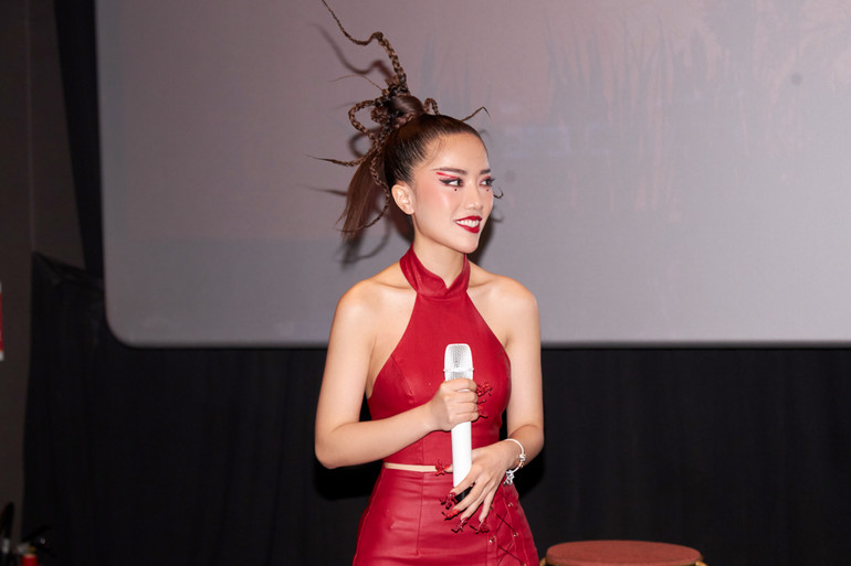 Ca sĩ Phùng Khánh Linh ra mắt MV “Lửa gần rơm lâu ngày cũng bén” -0