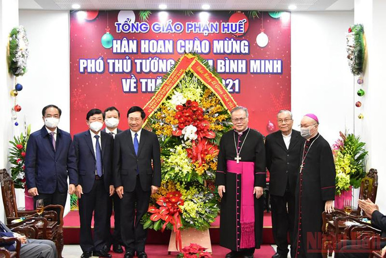 Phó Thủ tướng Thường trực Chính phủ Phạm Bình Minh tặng hoa chúc mừng Giáng sinh đến Tổng Giám mục Giuse Nguyễn Chí Linh và các chức sắc tại Tòa Tổng Giám mục Giáo phận Huế. Phó Thủ tướng Phạm Bình Minh chúc mừng lễ Giáng sinh Tổng Giám mục Tổng Giáo phận Huế -0