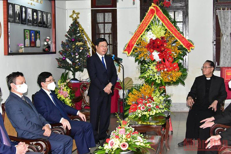 Phó Thủ tướng Thường trực Chính phủ thăm, chúc mừng Giáng sinh tại Giáo xứ Chánh tòa Phủ Cam, phường Phước Vĩnh (TP Huế). Phó Thủ tướng Phạm Bình Minh chúc mừng lễ Giáng sinh Tổng Giám mục Tổng Giáo phận Huế -0