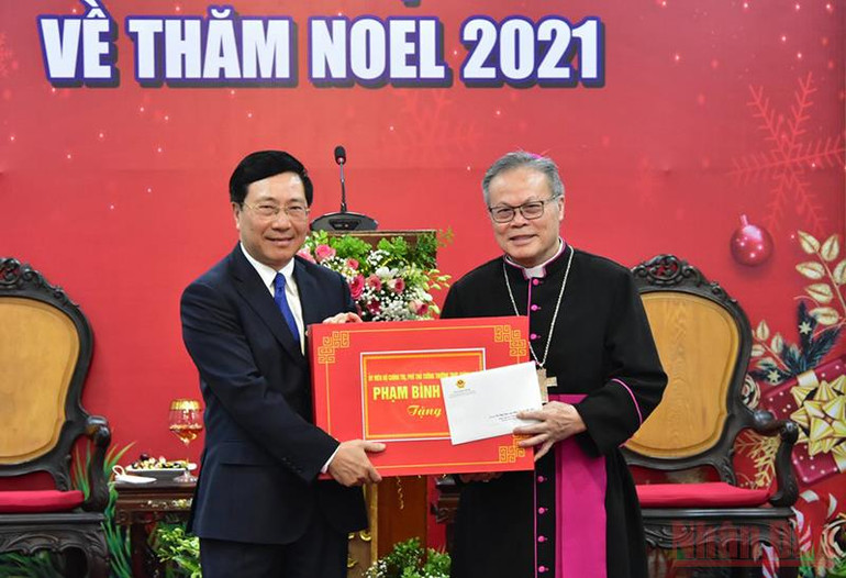 Phó Thủ tướng Thường trực Chính phủ Phạm Bình Minh tặng quà Giáng sinh đến Tổng Giám mục Nguyễn Chí Linh. Phó Thủ tướng Phạm Bình Minh chúc mừng lễ Giáng sinh Tổng Giám mục Tổng Giáo phận Huế -0