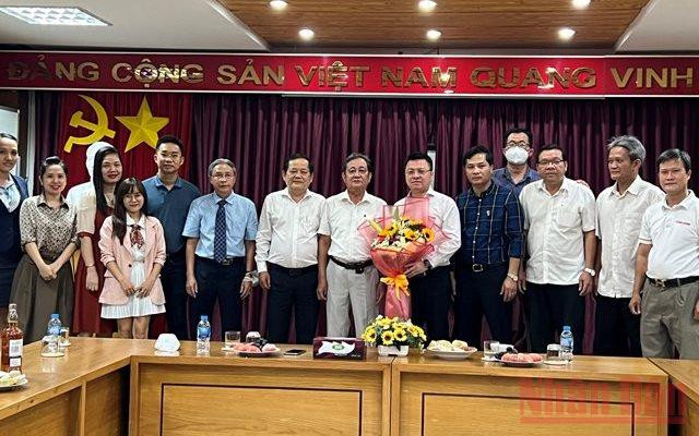 Đồng chí Lê Quốc Minh thăm, chúc mừng Văn phòng đại diện Trung ương Hội Nhà báo Việt Nam tại TP Hồ Chí Minh. Tổng Biên tập Lê Quốc Minh thăm và làm việc với Công ty in báo Nhân Dân TP Hồ Chí Minh -0