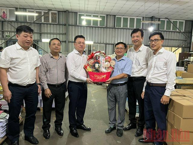 Đồng chí Lê Quốc Minh và các đồng chí Phó Tổng Biên tập Đinh Như Hoan, Quế Đình Nguyên tặng quà cho cán bộ, nhân viên Công ty In Báo Nhân Dân. Tổng Biên tập Lê Quốc Minh thăm và làm việc với Công ty in báo Nhân Dân TP Hồ Chí Minh -0