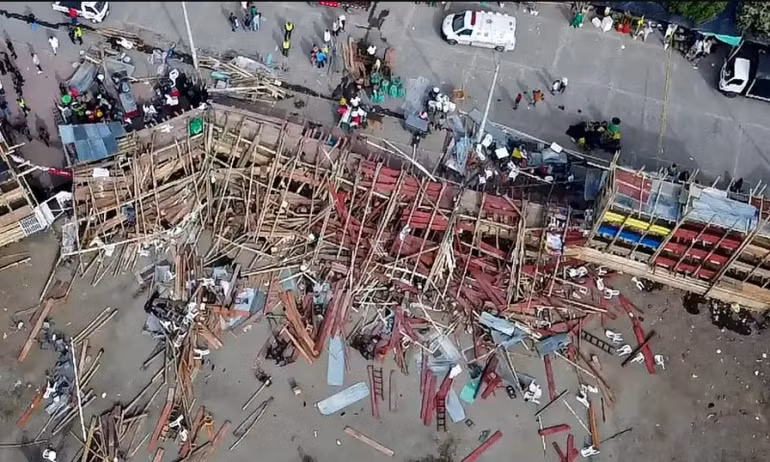 Khoảnh khắc khán đài trường đấu bò đổ sập ở Colombia, khiến hơn 320 người thương vong -0