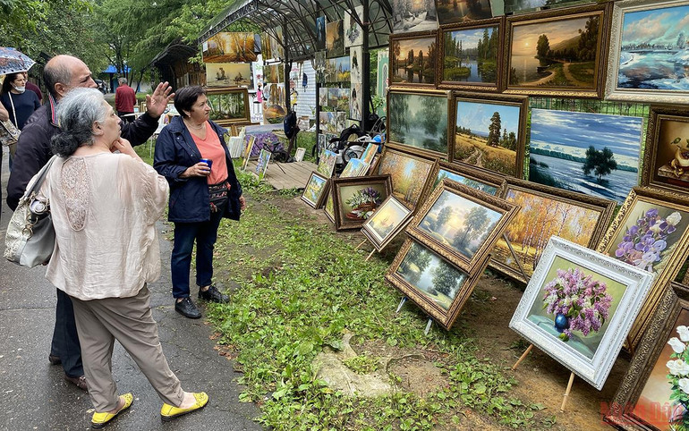 Check-in khu chợ bán đồ lưu niệm đầy màu sắc ở Moskva -0