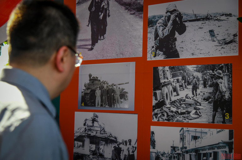 Triển lãm “Quảng Trị - Bản hùng ca vang mãi” -0