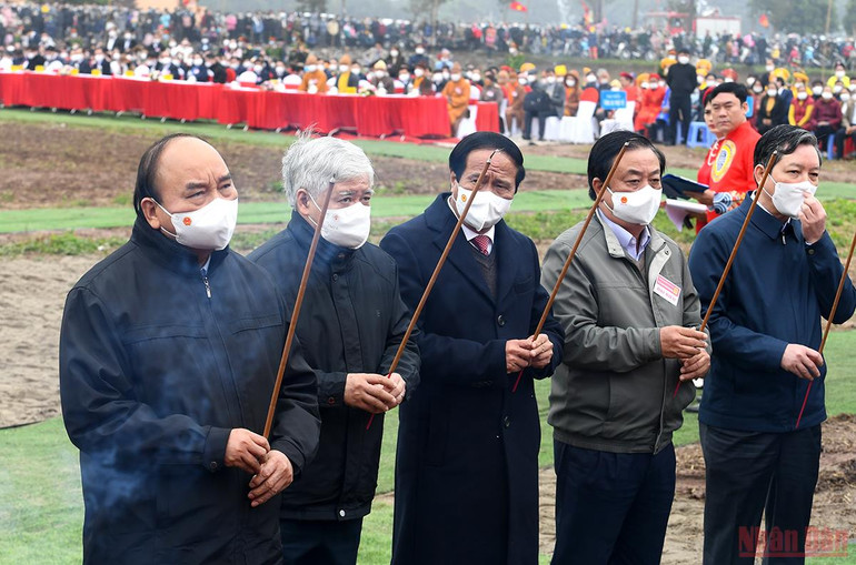 Chủ tịch nước Nguyễn Xuân Phúc xuống đồng cày ruộng tại Lễ Tịch điền Đọi Sơn -0