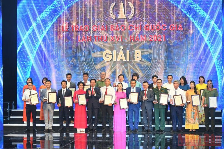 Trao giải B cho các tác giả, đại diện nhóm tác giả đoạt giải. (Ảnh: THÀNH ĐẠT) 115 tác phẩm được vinh danh tại Lễ trao giải Báo chí quốc gia lần thứ XVI -0