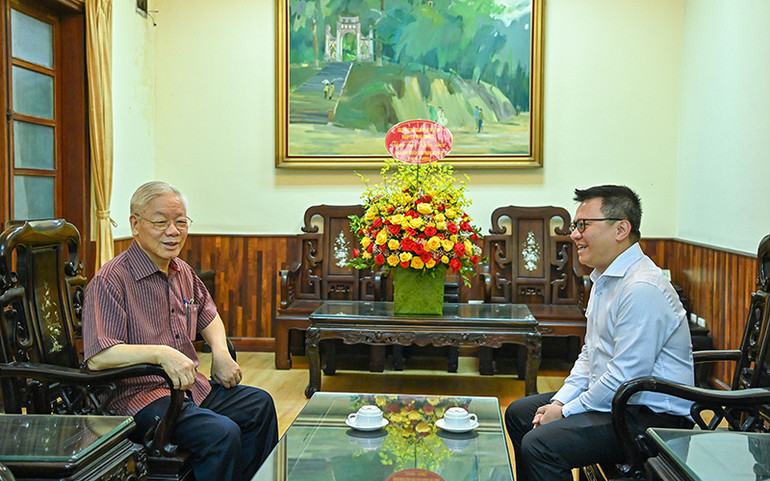 Tổng Bí thư Nguyễn Phú Trọng tặng hoa, chúc mừng Báo Nhân Dân -0