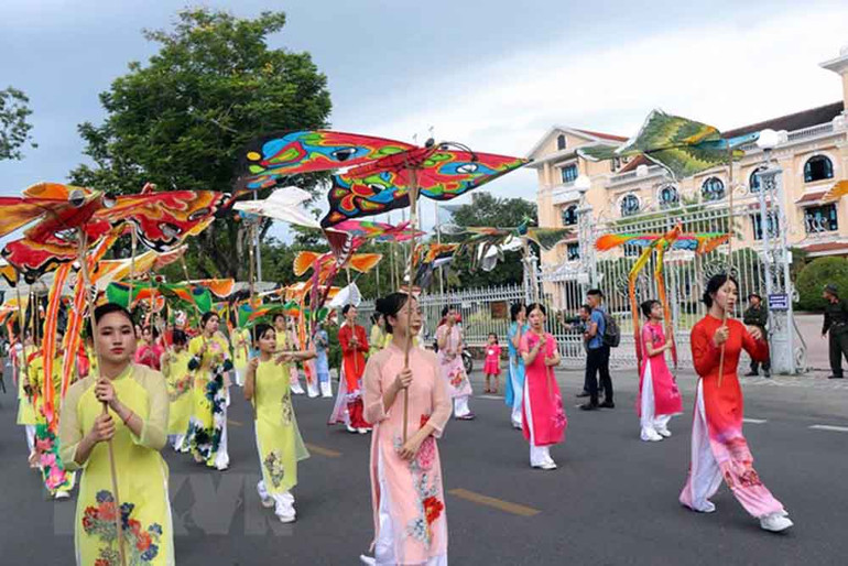 Các nghệ sĩ trình diễn áo dài. Festival Huế 2022: Rực rỡ sắc màu văn hóa trong lễ hội đường phố -0