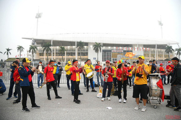 Cổ động viên Việt Nam hâm nóng sân Mỹ Đình trước trận Việt Nam-Oman -0