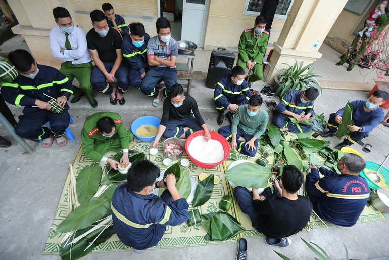 Bánh chưng của người lính cứu hỏa đón Tết xa nhà -0