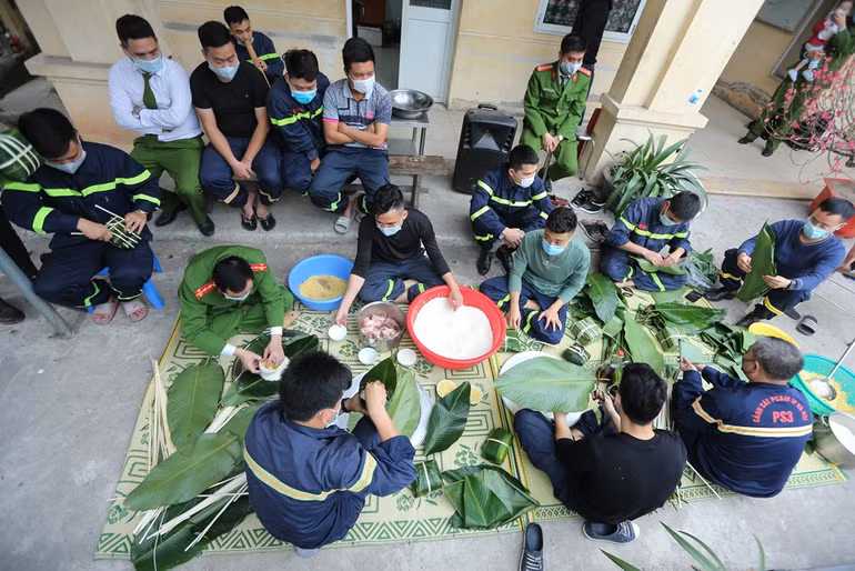 Bánh chưng của người lính cứu hỏa đón Tết xa nhà -0