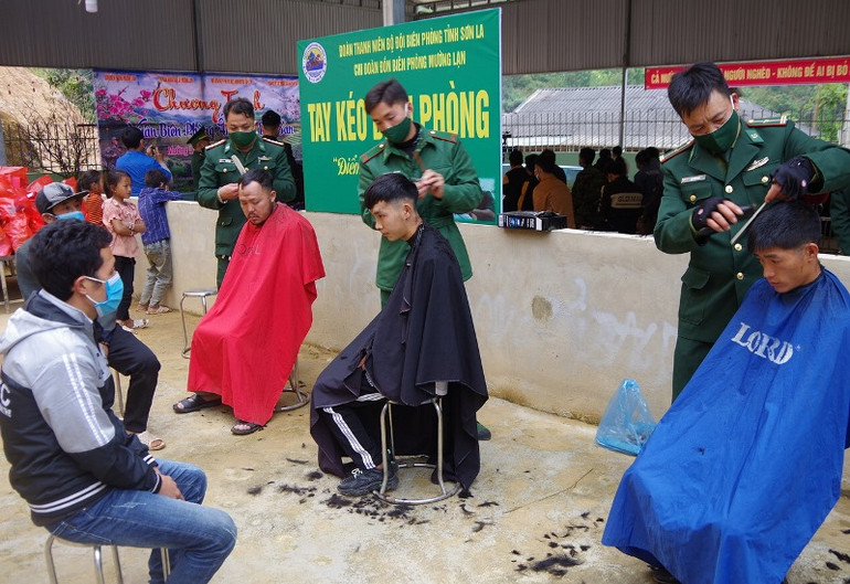 Cắt tóc miễn phí cho người dân trong bản. Xuân biên phòng ấm lòng dân bản Pu Hao -0