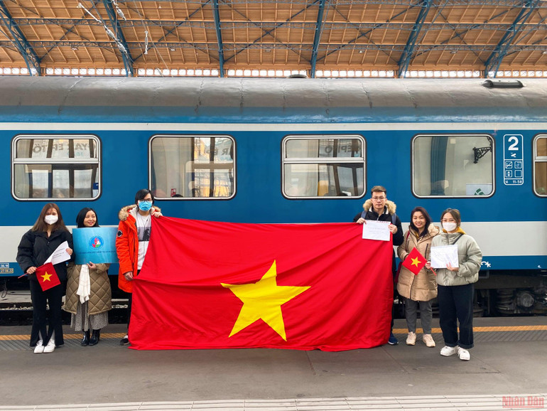 Những màu áo thanh niên trên biên giới Ukraine -0