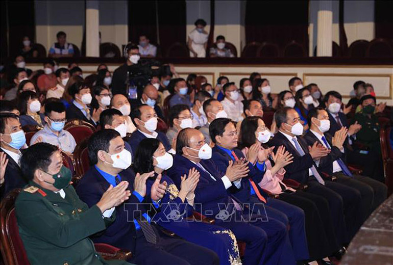 Chủ tịch nước Nguyễn Xuân Phúc và các đại biểu dự Lễ tuyên dương 10 Gương mặt trẻ Việt Nam tiêu biểu năm 2021. (Ảnh: Thống Nhất/TTXVN) Chủ tịch nước dự Lễ trao giải “Gương mặt trẻ Việt Nam tiêu biểu năm 2021” -0