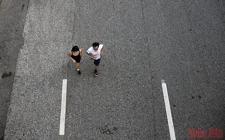 Người dân Hà Nội xuống đường tập thể dục sau nhiều ngày giãn cách -0