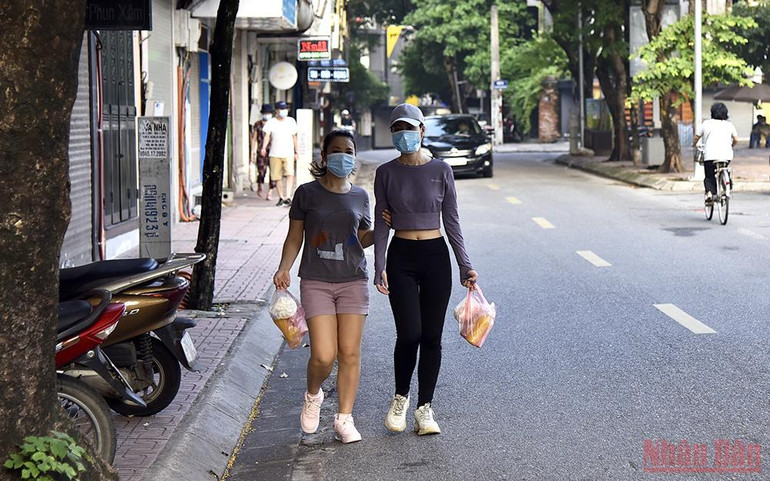 Người dân Hà Nội xuống đường tập thể dục sau nhiều ngày giãn cách -0