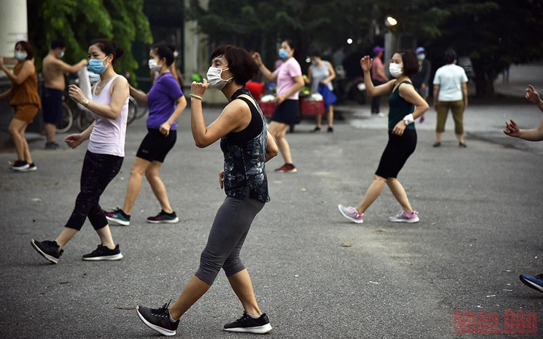 Người dân Hà Nội xuống đường tập thể dục sau nhiều ngày giãn cách -0