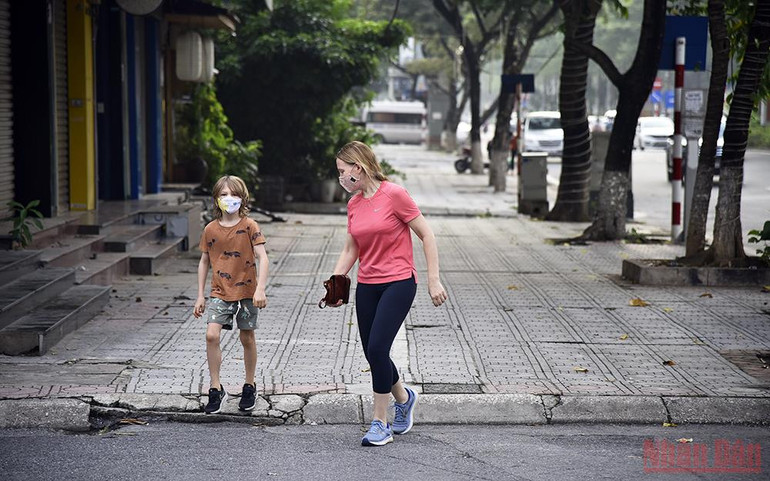 Người dân Hà Nội xuống đường tập thể dục sau nhiều ngày giãn cách -0