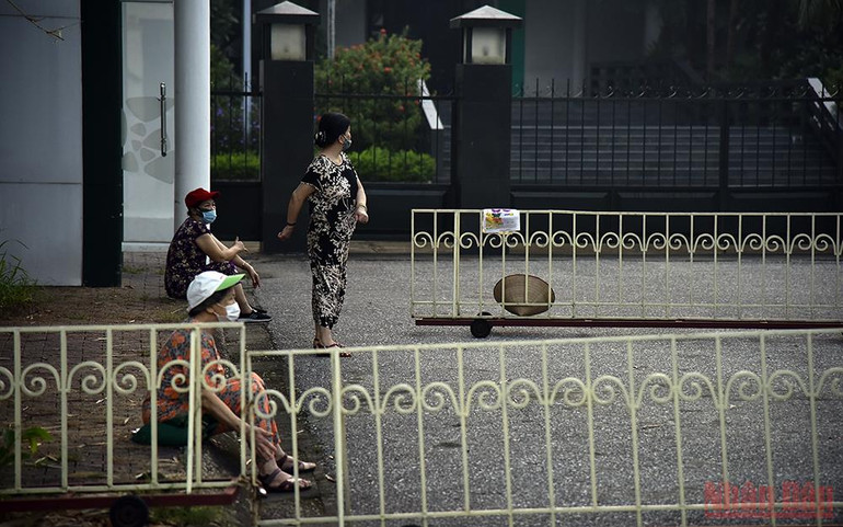 Người dân Hà Nội xuống đường tập thể dục sau nhiều ngày giãn cách -0