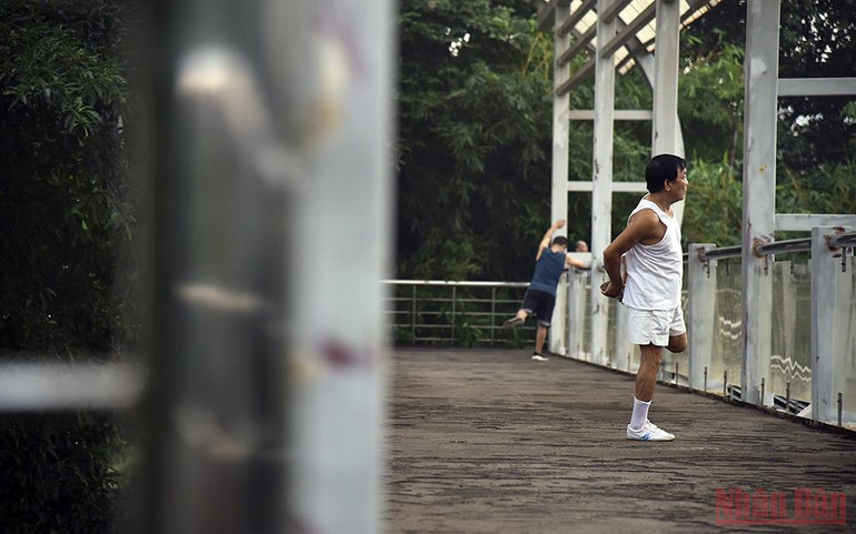 Người dân Hà Nội xuống đường tập thể dục sau nhiều ngày giãn cách -0