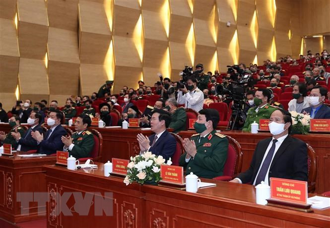 Thường trực Ban Bí thư Võ Văn Thưởng cùng các đại biểu dự lễ kỷ niệm. (Ảnh: TTXVN) Lễ kỷ niệm 60 năm Ngày mở đường Hồ Chí Minh trên biển -0