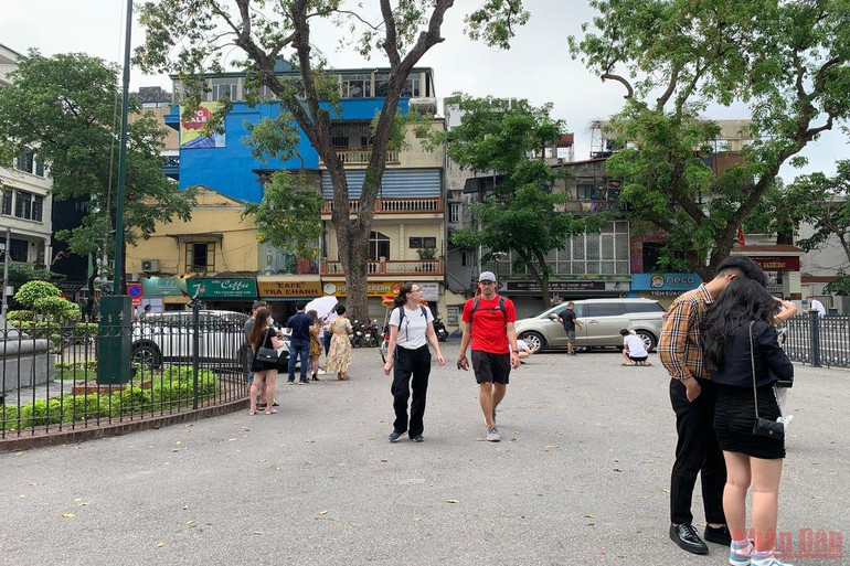 Có một Hà Nội bình yên sáng 30/4 -0