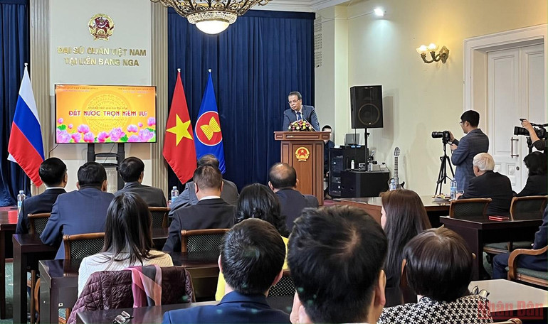 Đại sứ Đặng Minh Khôi phát biểu khai mạc Đêm thơ, nhạc. (Ảnh: Quế Anh) Đêm thơ, nhạc “Đất nước trọn niềm vui” của người Việt Nam tại Nga -0