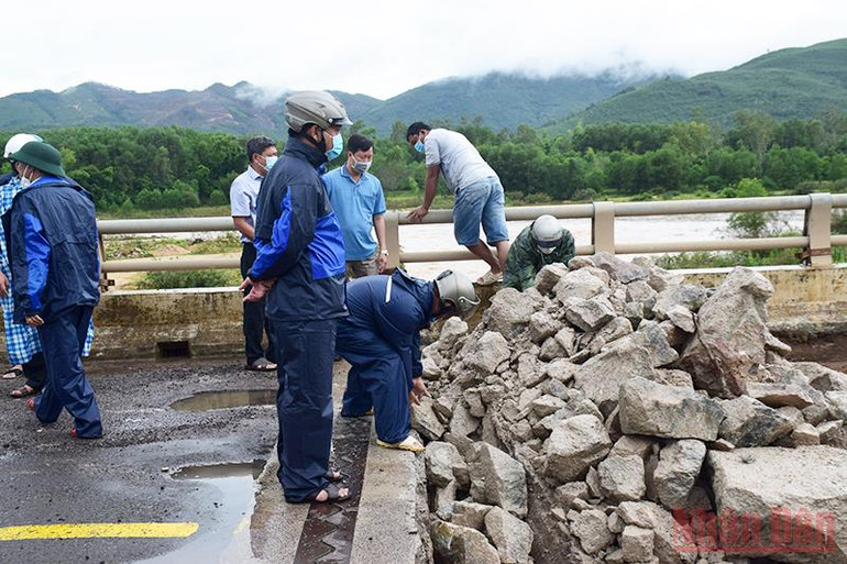 Bình Định: Nước lũ làm xói lở mố cầu Ngô La qua quốc lộ 19C -0