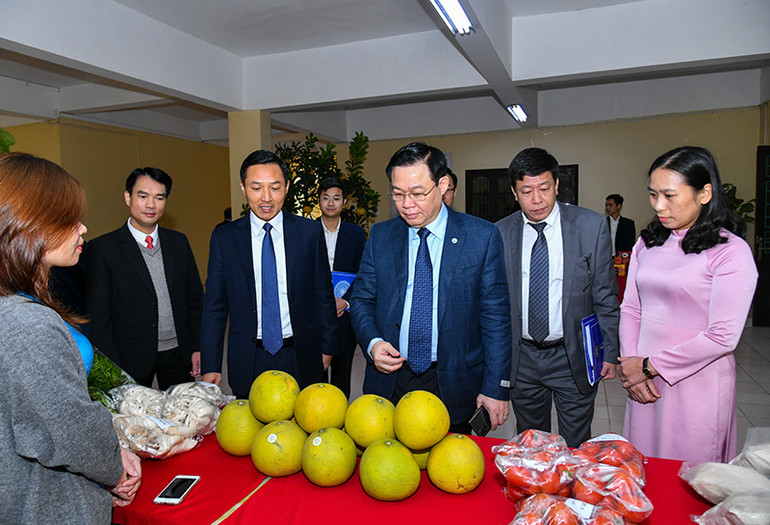 Đồng chí Vương Đình Huệ tham quan gian trưng bày các sản phẩm nông sản huyện Phúc Thọ. Ảnh: DUY LINH. Xây dựng huyện Phúc Thọ thành vùng chuyên canh lớn của Thủ đô -0