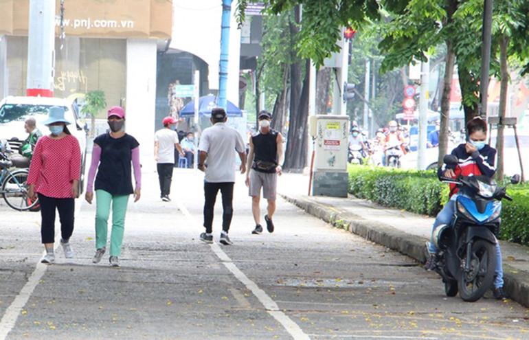 Người dân TP Hồ Chí Minh trong thời gian giãn cách do dịch Covid-19 -0