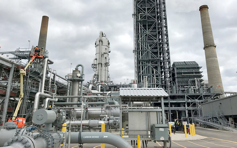 Một nhà máy nhiệt điện than thuộc sở hữu của NRG Energy, nơi carbon thu được từ nhà máy sẽ được sử dụng để chiết xuất dầu thô từ một mỏ dầu ở Texas (Mỹ). (Ảnh: Reuters) Chính sách định giá carbon để mức phát thải ròng bằng 0 vào năm 2050 -0