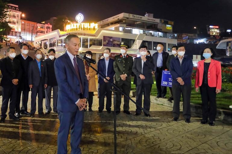 Đồng chí Trương Thị Mai trao quà Tết tặng người lao động đêm giao thừa tại Đà Lạt -0