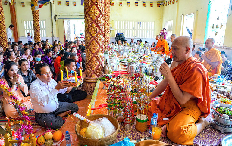Khi không có dịch Covid-19, lễ Sene Dolta tại Chùa Monivongsa rất đông vui. (Ảnh: HỮU TÙNG) Lãnh đạo tỉnh Vĩnh Long chúc mừng lễ Sene Dolta của đồng bào dân tộc Khmer -0
