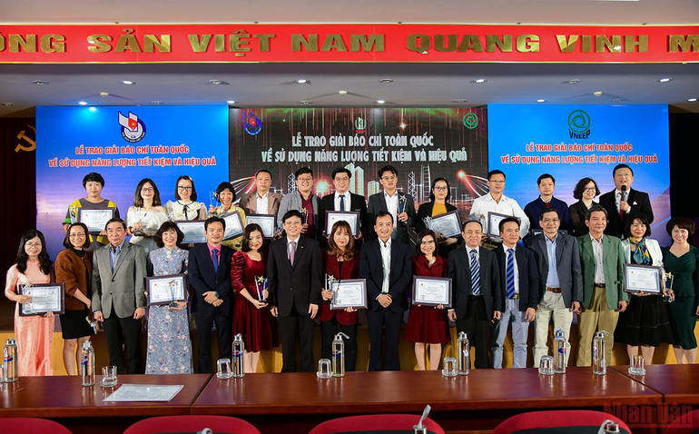 Ban tổ chức chụp ảnh chung cùng các tác giả đoạt giải. (Ảnh: Thành Đạt) Báo Nhân Dân điện tử đoạt giải A “Giải thưởng báo chí tuyên truyền về sử dụng năng lượng tiết kiệm và hiệu quả năm 2021” -0