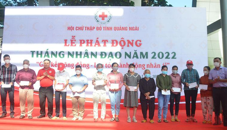 Trao 100 suất quà cho người dân Quảng Ngãi gặp khó khăn do ảnh hưởng dịch Covid-19. Tặng 1.000 áo phao cho ngư dân nghèo Quảng Ngãi -0