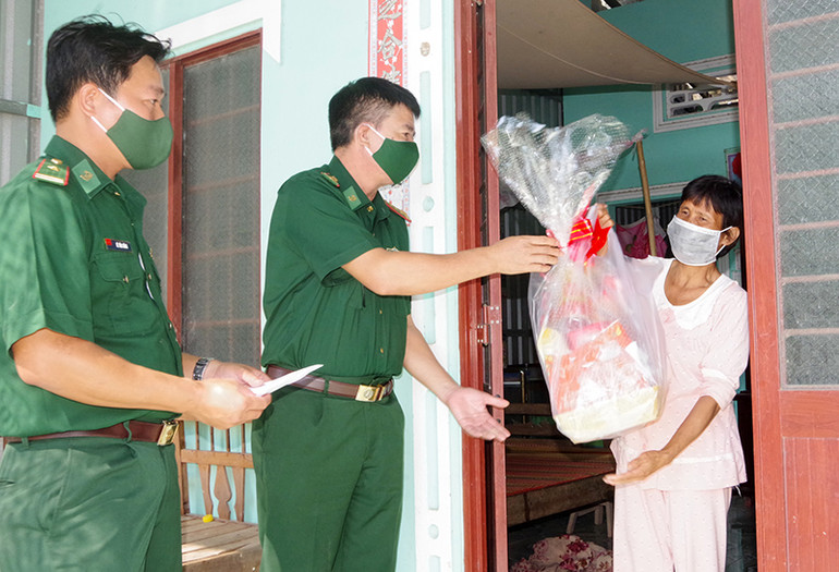 Chăm lo Tết cho người nghèo, gia đình chính sách, dân tộc thiểu số vùng biên giới biển Sóc Trăng -0