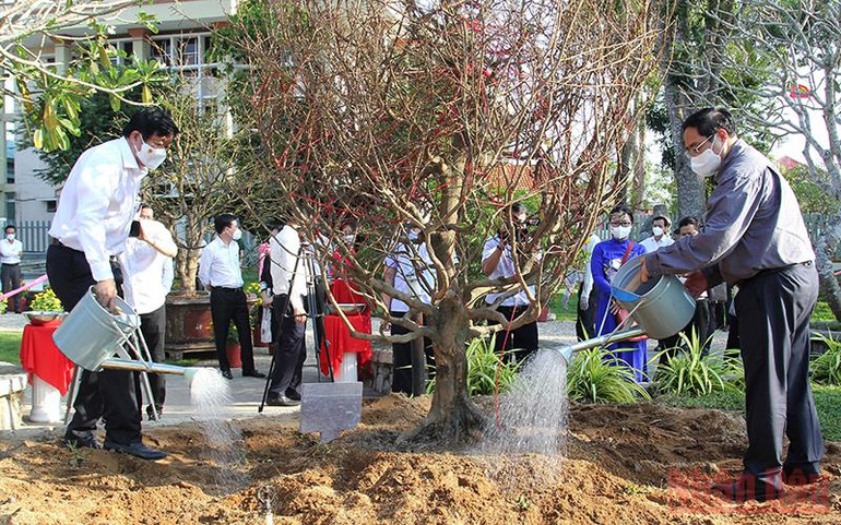 Thủ tướng Phạm Minh Chính trồng cây lưu niệm tại Khu tưởng niệm Thủ tướng Võ Văn Kiệt tại huyện Vũng Liêm, tỉnh Vĩnh Long. (Ảnh: BÁ DŨNG) Thủ tướng Phạm Minh Chính chúc tết, tặng quà công nhân, hộ nghèo tỉnh Vĩnh Long -0