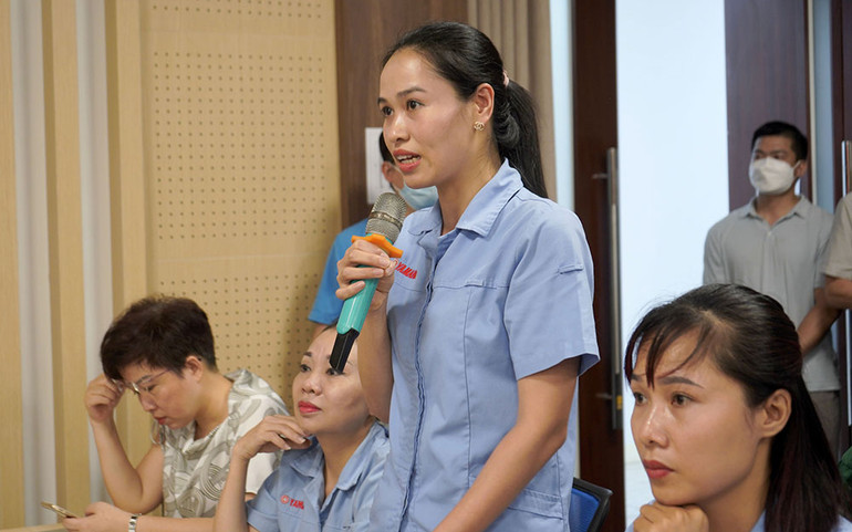 Công nhân trực tiếp gửi gắm các vấn đề quan tâm tới lãnh đạo thành phố. Lãnh đạo thành phố Hà Nội gặp gỡ, đối thoại với công nhân lao động -0