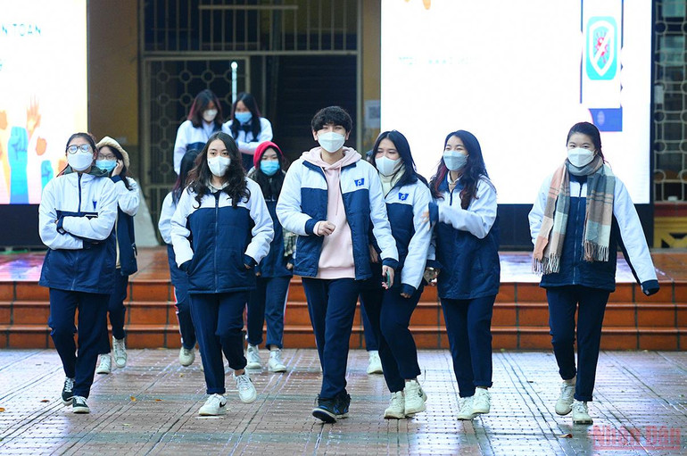  Học sinh từ khối lớp 7 tới 12 của thành phố Hà Nội chính thức trở lại trường học trực tiếp -0