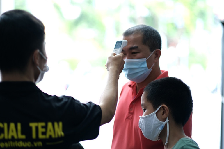 Người dân chen chúc đi thử tàu điện Cát Linh - Hà Đông, tiềm ẩn nguy cơ dịch bệnh -0